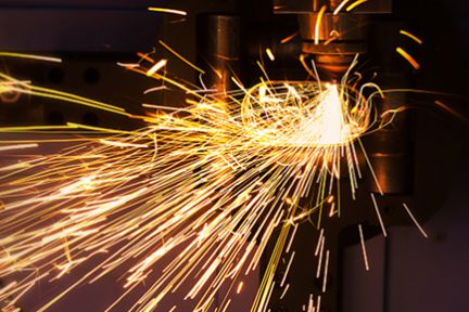 What prerequisites should be met for operator to operate the fiber laser cutting machine?
